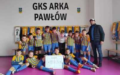 Zdjęcie do Młodzi piłkarze Gminnego Klubu Sportowego wygrywają z Orlętami Kielce
