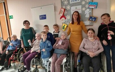 Zdjęcie do Dzieci ubierają choinkę dla senior&oacute;w. Wizyta w Domu Seniora w Kałkowie